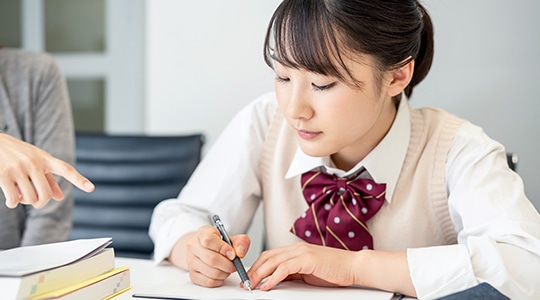 個別指導を受ける学生